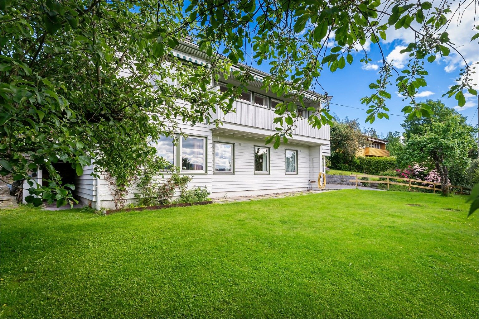 Stor tomt med sol fra morgen til kveld og god boltreplass til hele familien