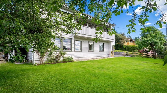 Stor tomt med sol fra morgen til kveld og god boltreplass til hele familien