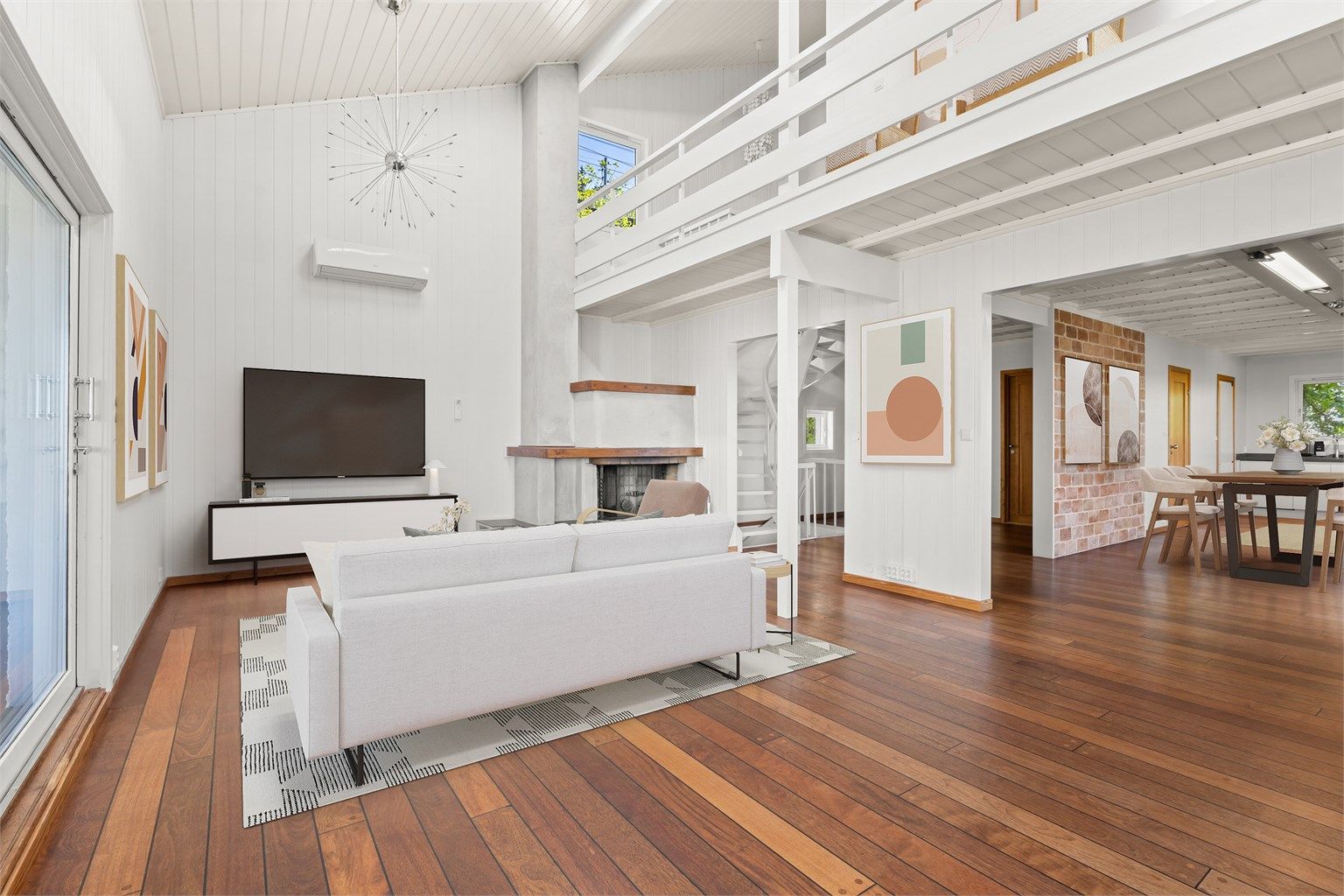 I stuen er det både peisovn og en luft-til-luft-varmepumpe installert i 2022. (Illustrasjon)