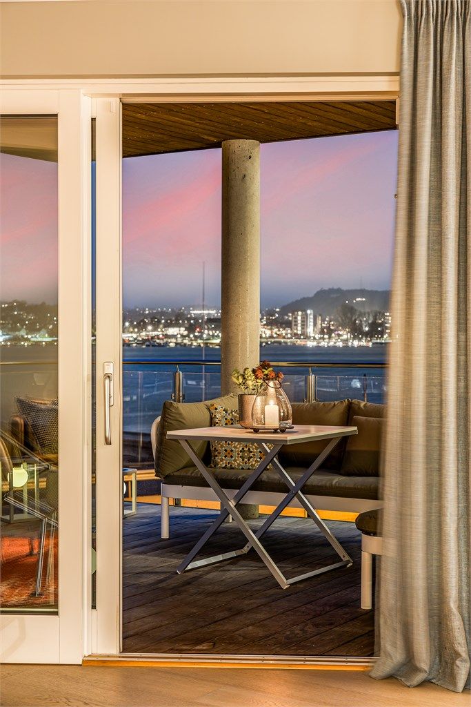 Hjørneleiligheten ligger nydelig til med flott utsyn over havnebassenget.