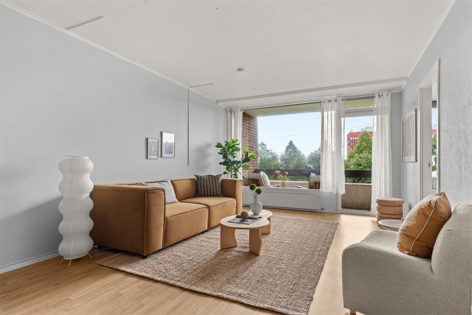 Det er rikelig med lysinnslipp fra store vindusflater som bidrar til en herlig romfølelse.