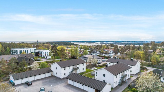 Dette er en gjennomført og lettstelt leilighet som kombinerer moderne komfort, praktiske løsninger og en særdeles attraktiv beliggenhet