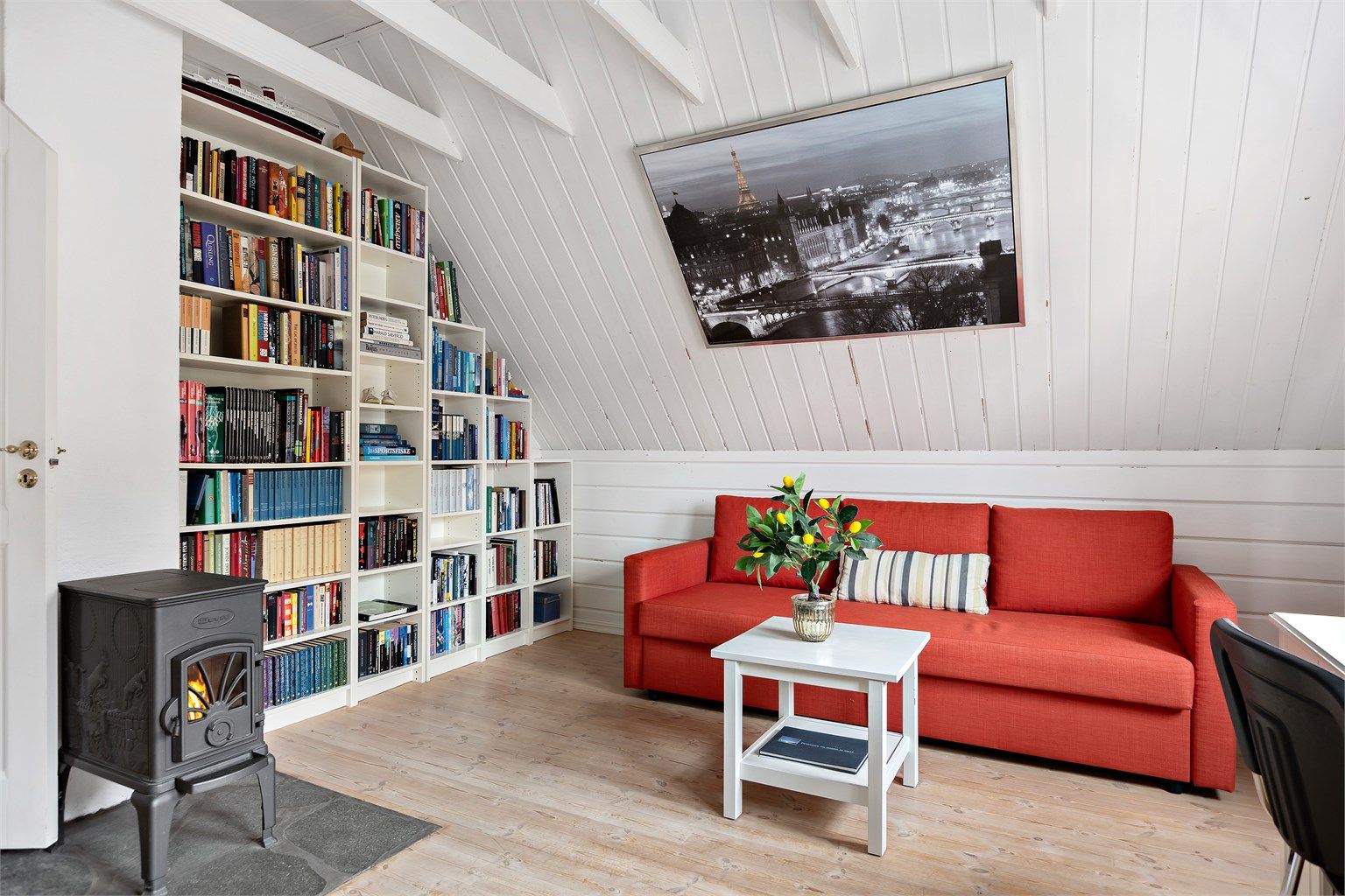 Rom i loftsetasjen med egen peisovn som gir ekstra varme og hygge.