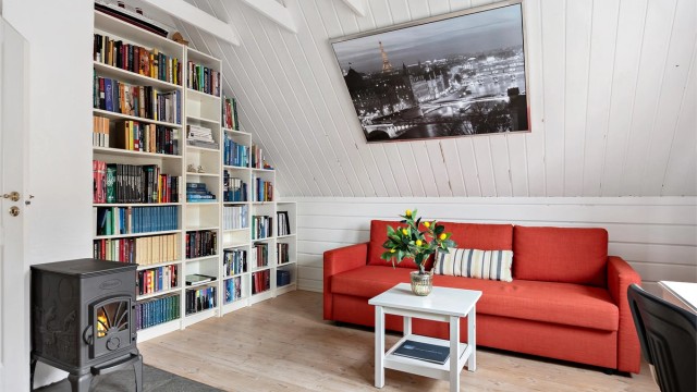 Rom i loftsetasjen med egen peisovn som gir ekstra varme og hygge.