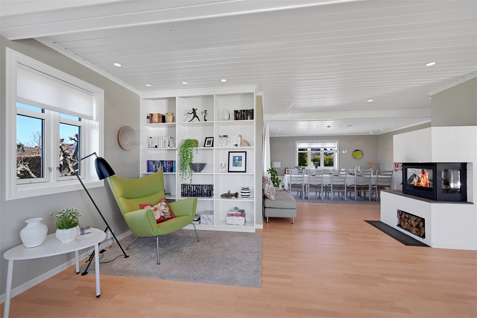 En egen lesekrok ved den plassbygde bokhyllen.