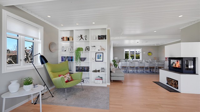 En egen lesekrok ved den plassbygde bokhyllen.