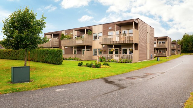 Borettslagets naturlige inn- og utkjøring er på motsatt side av husrekken. Gaten på denne siden er lite benyttet.