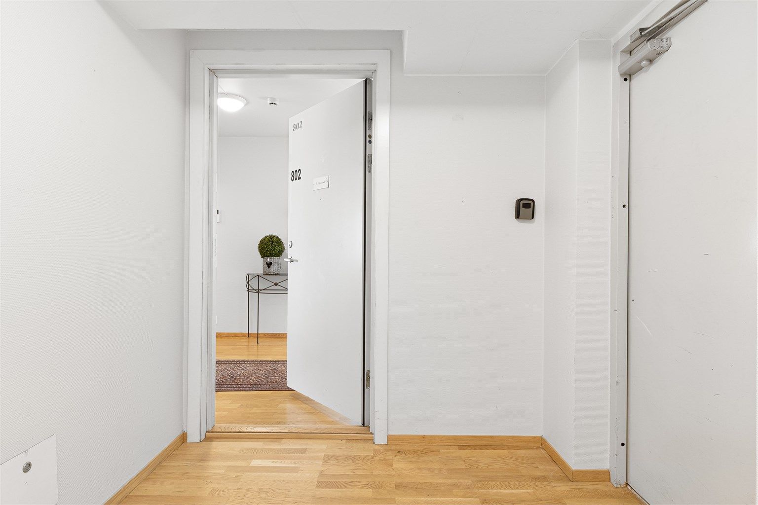 Meget praktisk tilkomst til leiligheten med heis rett utenfor leiligheten og ned til inngangen i Markeveien, og videre til garasjen