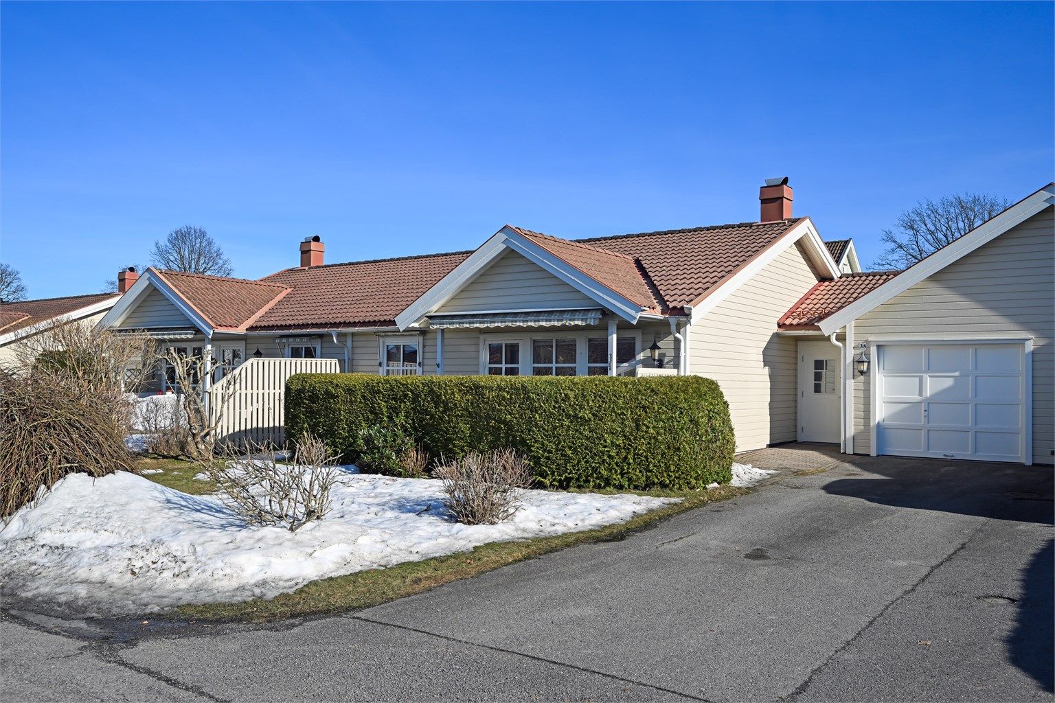 Boligen har to private og usjenerte markterrasser på hver sin side av huset.