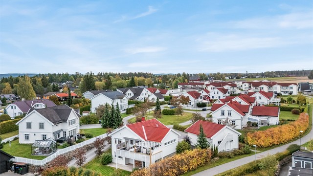 Nærområdet byr på trygge omgivelser med kort vei til Årnes sentrum og togstasjon.