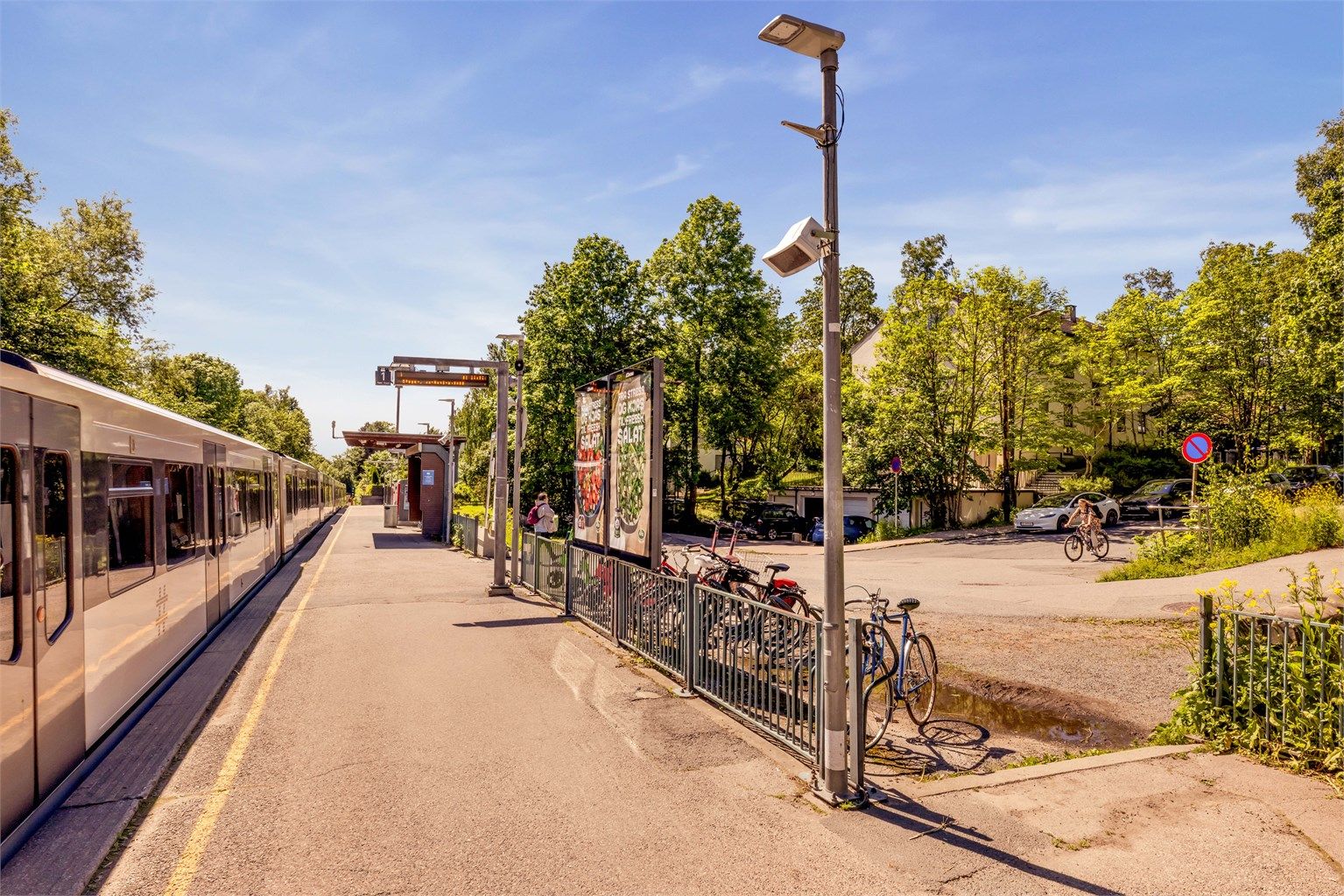 Kort vei til offentlig kommunikasjon med umiddelbar nærhet til T-banen fra Blindern med linjene 4 og 5 og noen minutters gange til Vinderen T-bane med linje 1.