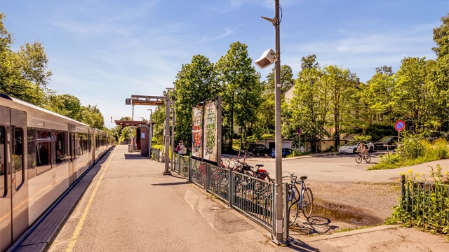Kort vei til offentlig kommunikasjon med umiddelbar nærhet til T-banen fra Blindern med linjene 4 og 5 og noen minutters gange til Vinderen T-bane med linje 1.