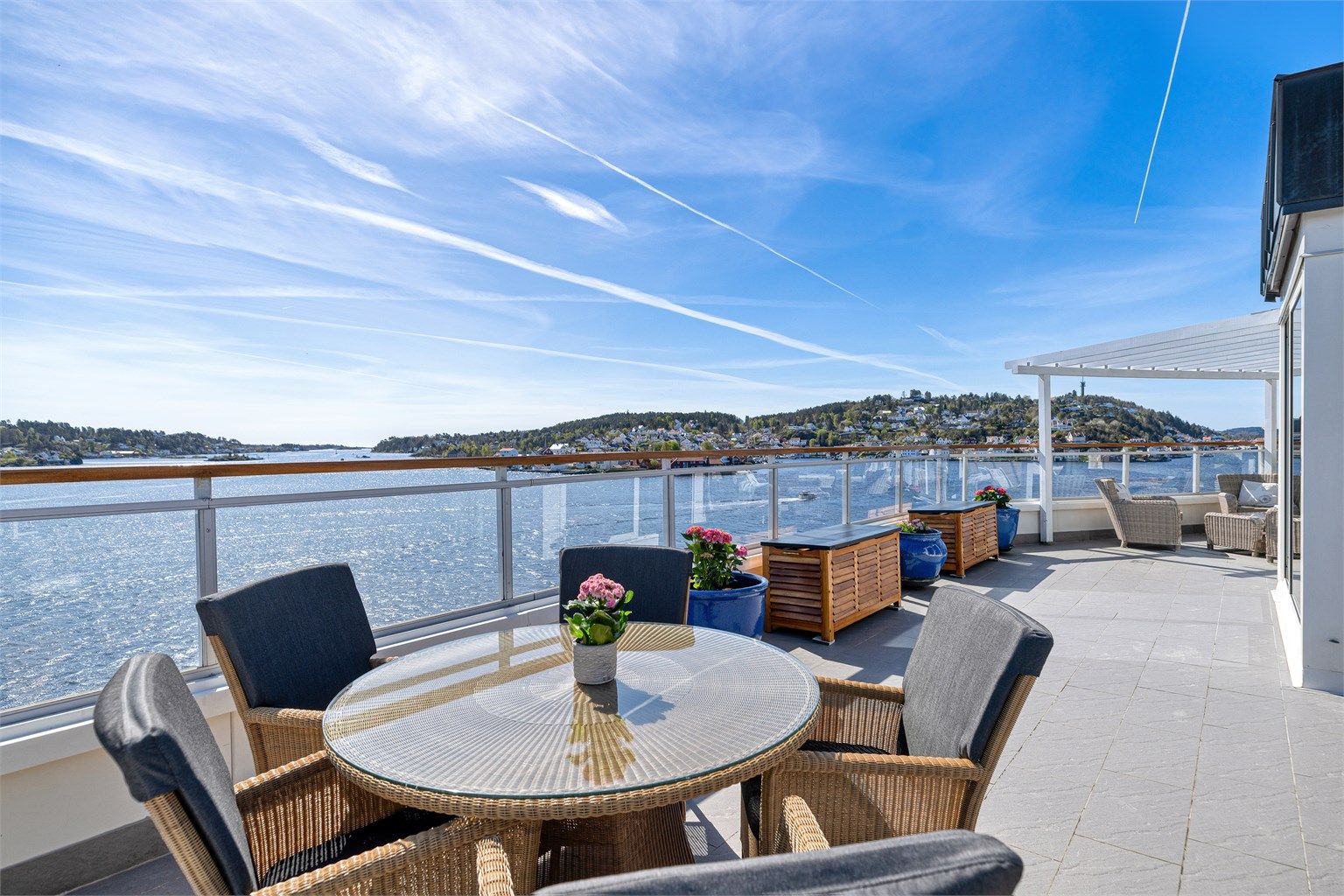 Langbryggen 23 - Et levende panorama med vidstrakt utsikt over Galtesund og den vakre  innseilingen til Arendal.