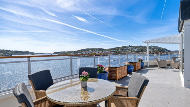 Langbryggen 23 - Et levende panorama med vidstrakt utsikt over Galtesund og den vakre innseilingen til Arendal.
