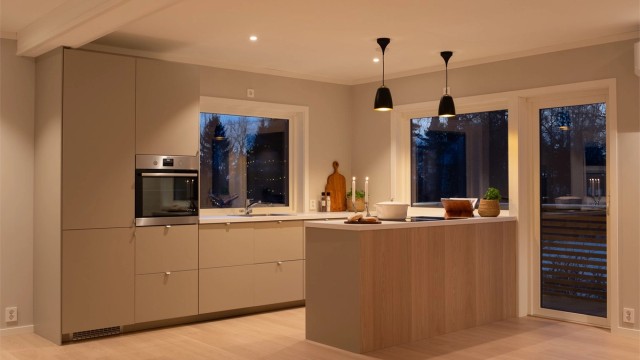 Koretveien 31 presenteres av Raymond Bøhn i Krogsveen.
Fotograf; Kristoffer Kristiansen.