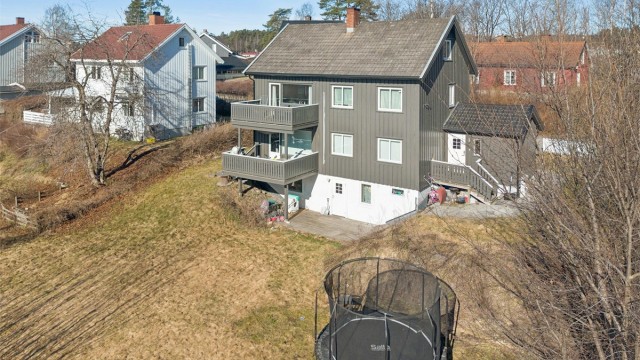 Rollsløkkvegen 13 - Sentrumsnær hel tomannsbolig.