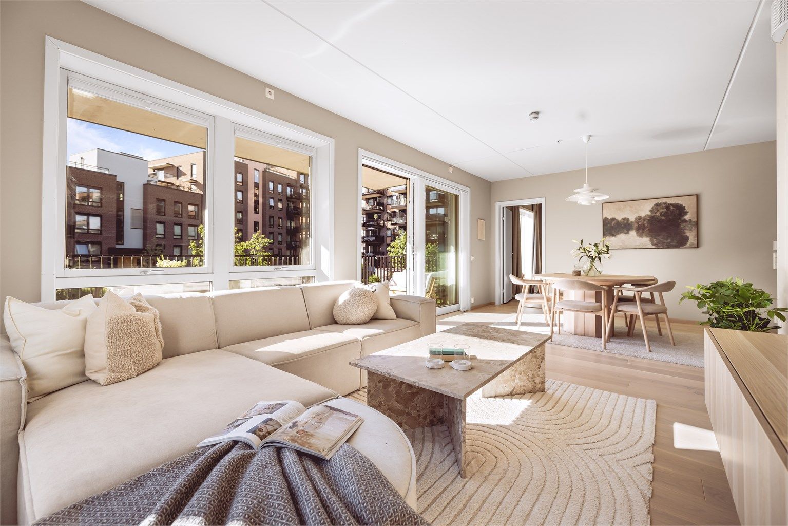 En påkostet og delikat innredet 4-roms leilighet i ettertraktede Lille Løren Park. Her kan familieliv enkelt kombineres med en sentral og urban livsstil med nærhet til alt. Foto: Bjørnar Fotograf.