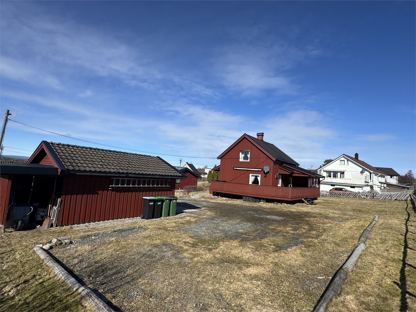 Eiendommen ligger på en svakt skrånende tomt med gode solforhold.