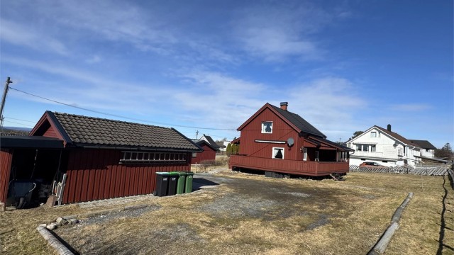 Eiendommen ligger på en svakt skrånende tomt med gode solforhold.