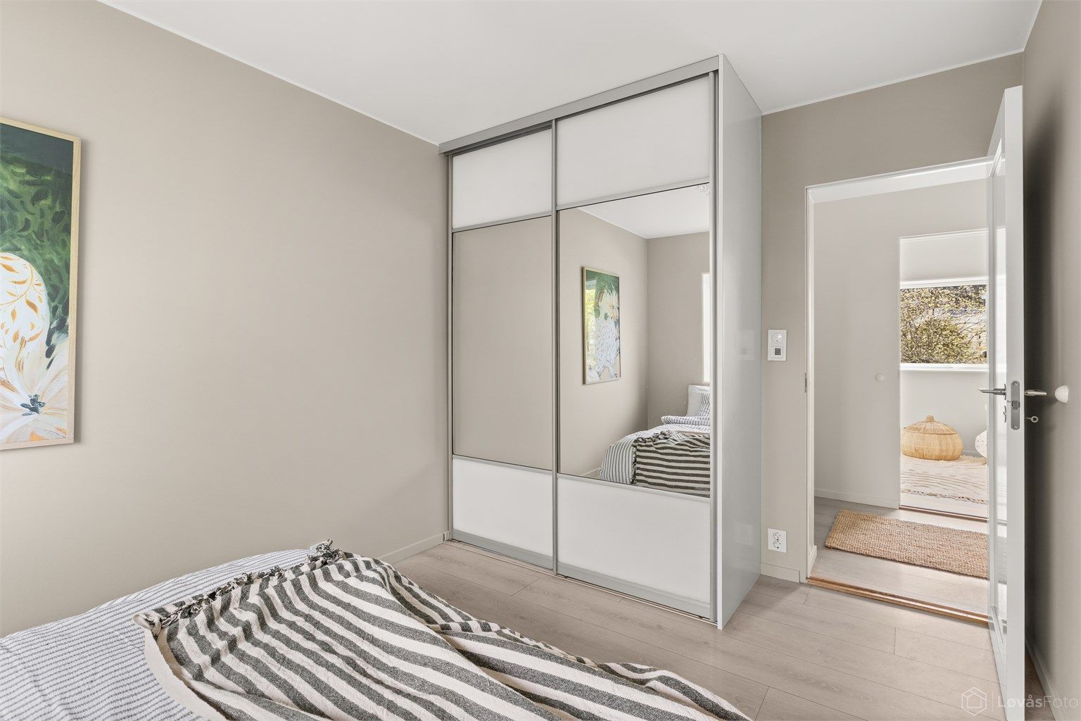 God oppbevaringsplass i skyvedørsgarderobe med speilfronter.