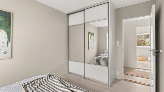 God oppbevaringsplass i skyvedørsgarderobe med speilfronter.