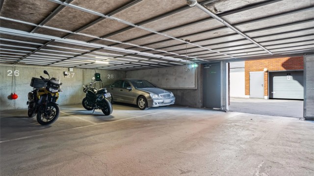 Leiligheten disponerer en garasjeplass (nr.27) i felles garasjekjeller med heisadkomst. Mulighet for å montere elbil-lader.