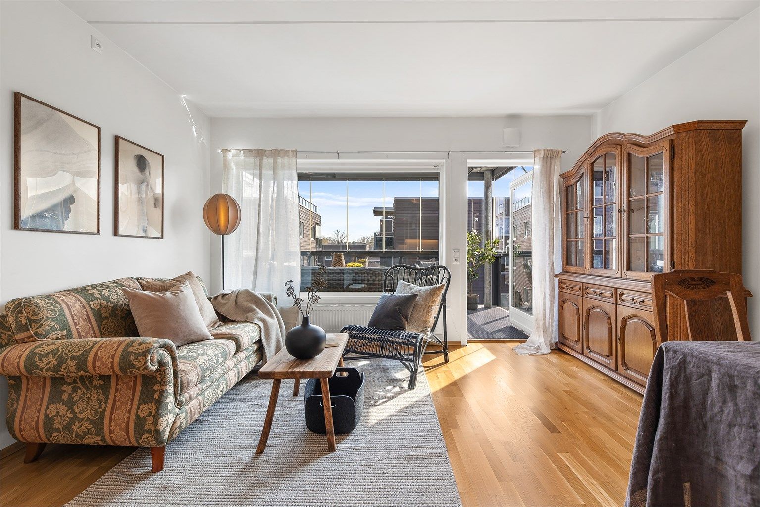 Lys og hyggelig stue med utgang til en innglasset balkong med gode solforhold