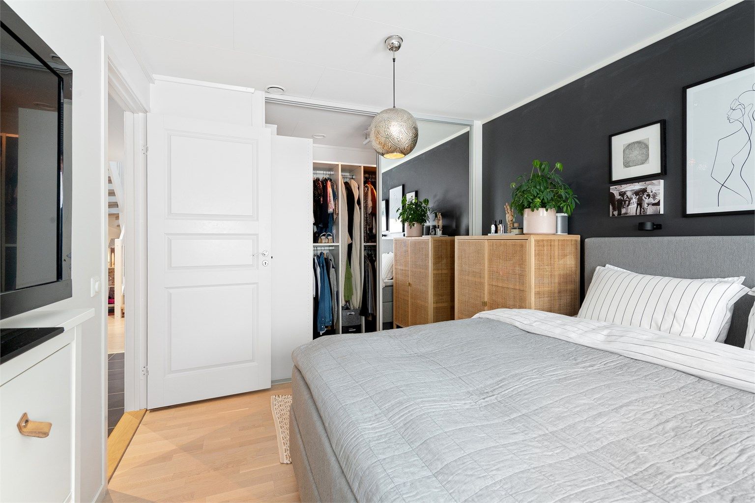 Rommet har en stor skyvedørsgarderobe som gir rikelig med oppbevaringsplass.