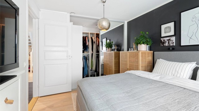 Rommet har en stor skyvedørsgarderobe som gir rikelig med oppbevaringsplass.