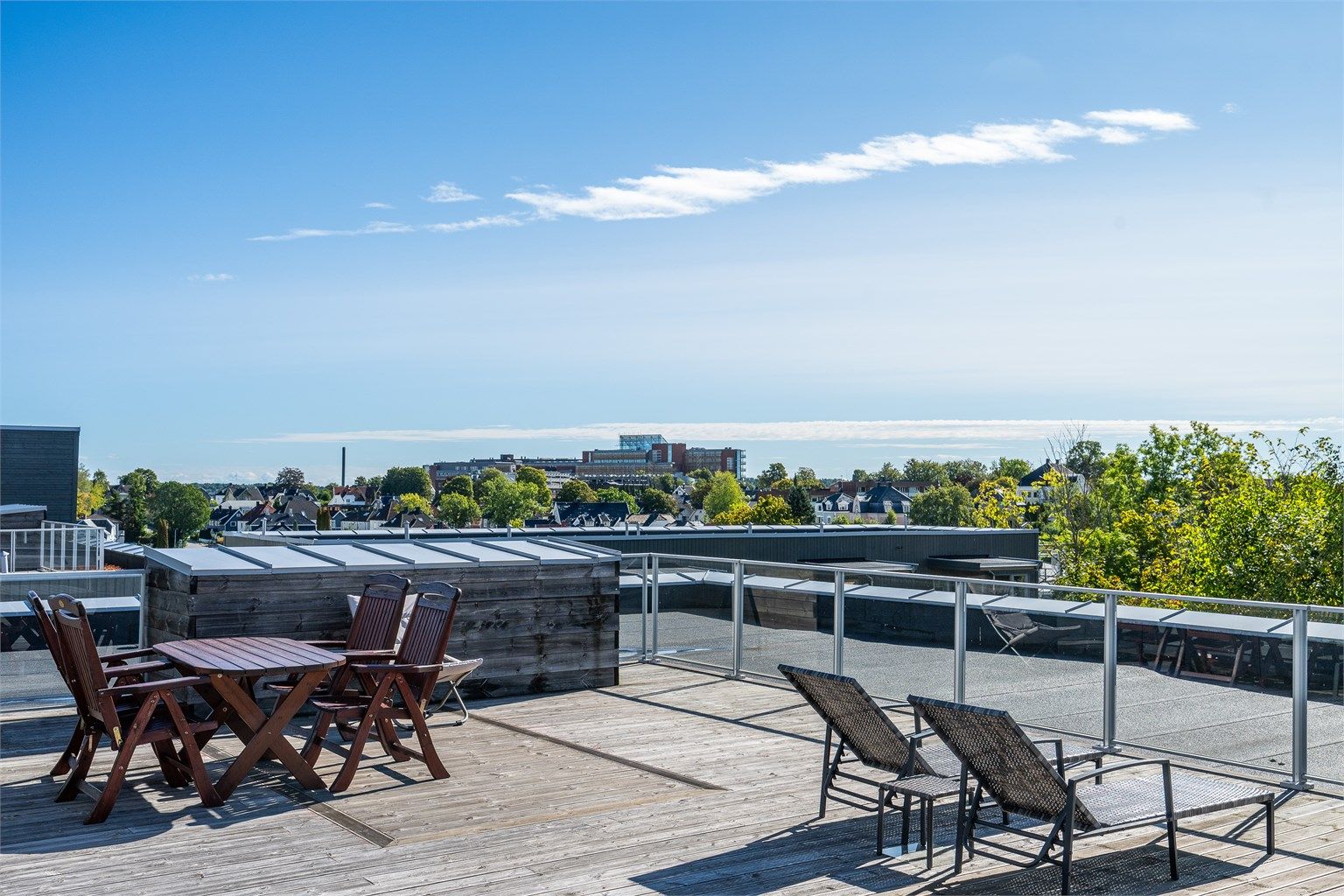 Vidstrakt utsyn over Tønsberg by og omegn fra takterrassen.
