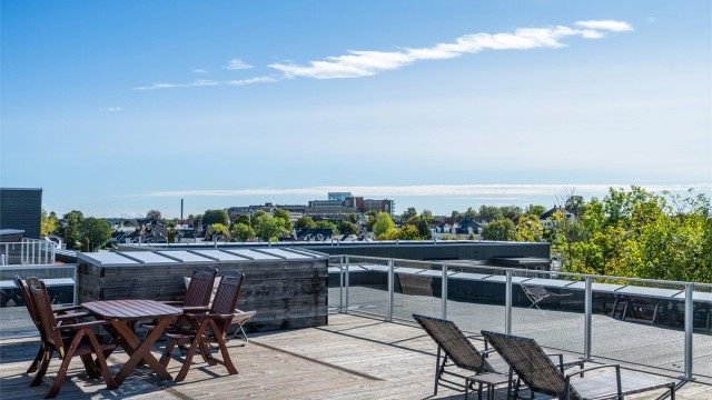 Vidstrakt utsyn over Tønsberg by og omegn fra takterrassen.