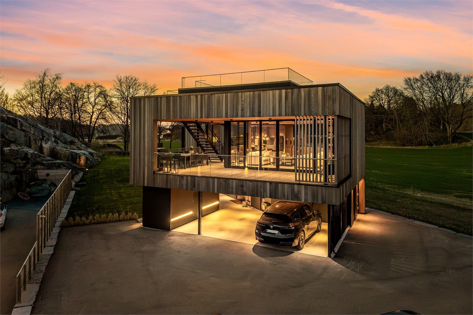 Allerede ved første øyekast forstår du at dette er noe helt unikt. Den arkitektoniske fasaden i sedertre gir huset en varm, eksklusiv karakter – og det beste? Den er tilnærmet vedlikeholdsfri. 