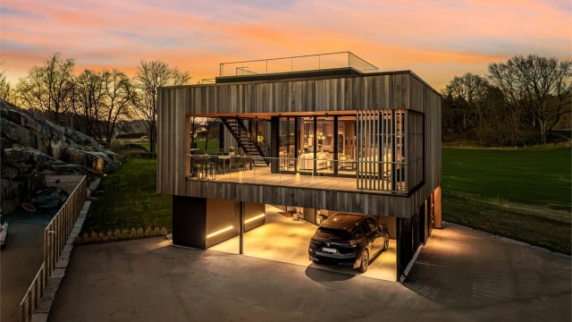 Allerede ved første øyekast forstår du at dette er noe helt unikt. Den arkitektoniske fasaden i sedertre gir huset en varm, eksklusiv karakter – og det beste? Den er tilnærmet vedlikeholdsfri.