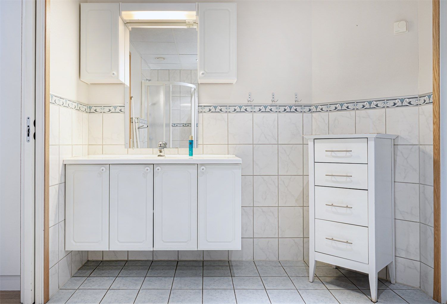 Baderomsinnredning med nedfelt servant og god oppbevaringsplass i skap.