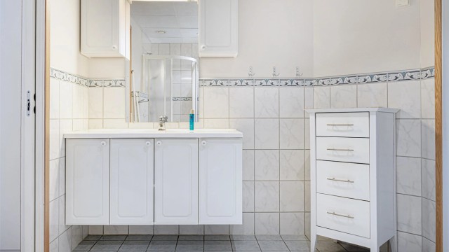 Baderomsinnredning med nedfelt servant og god oppbevaringsplass i skap.