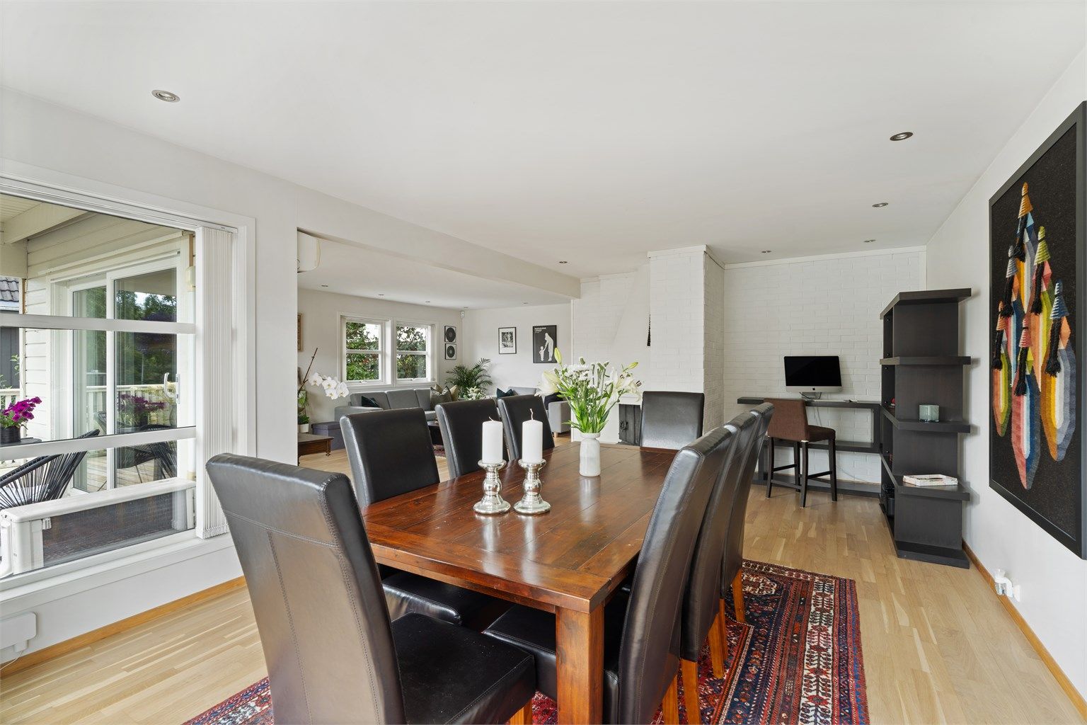 Spisestuen har god plass til langbord for større selskaper.