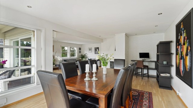 Spisestuen har god plass til langbord for større selskaper.