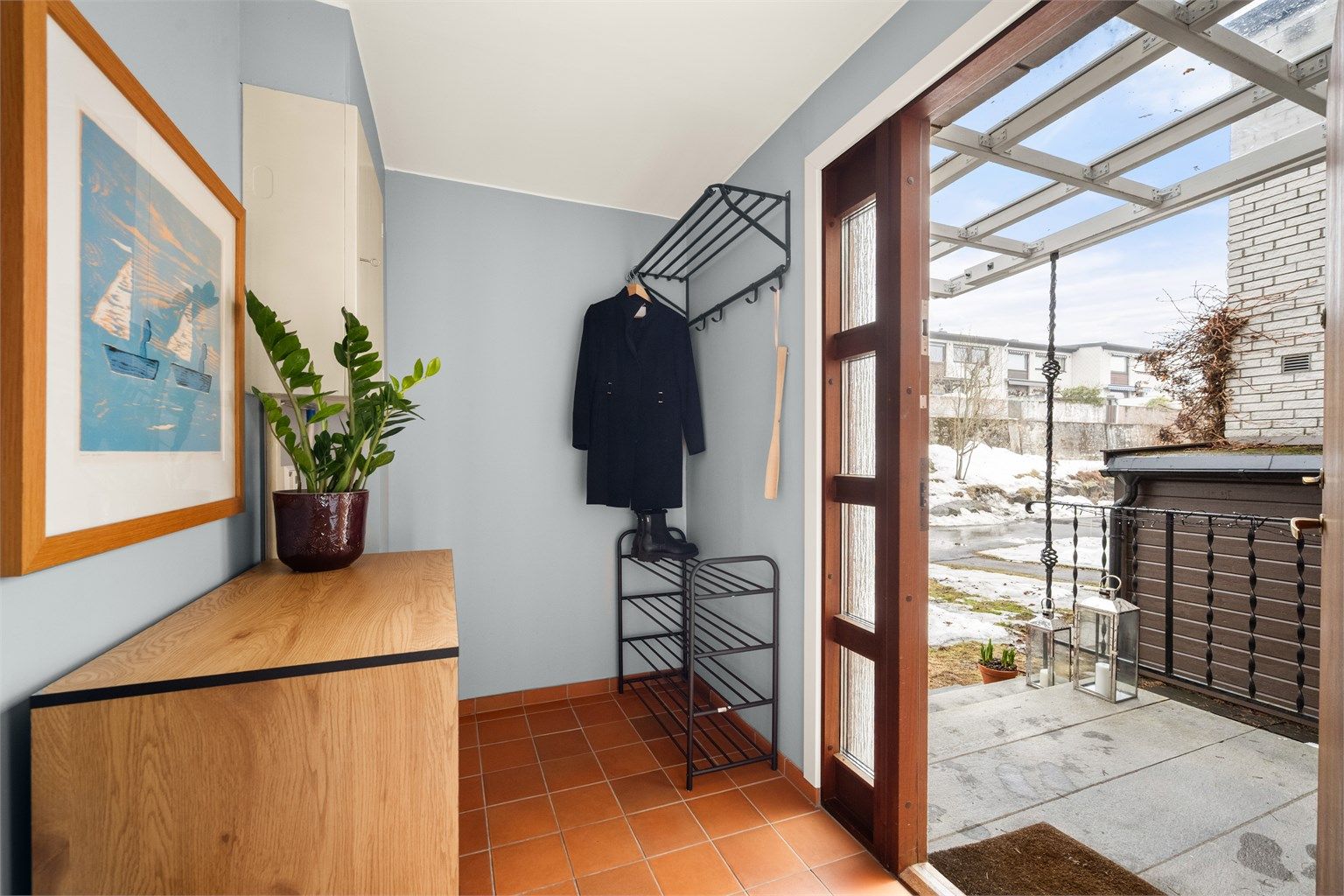 Entréen har et praktisk, flislagt gulv med behagelig gulvvarme.