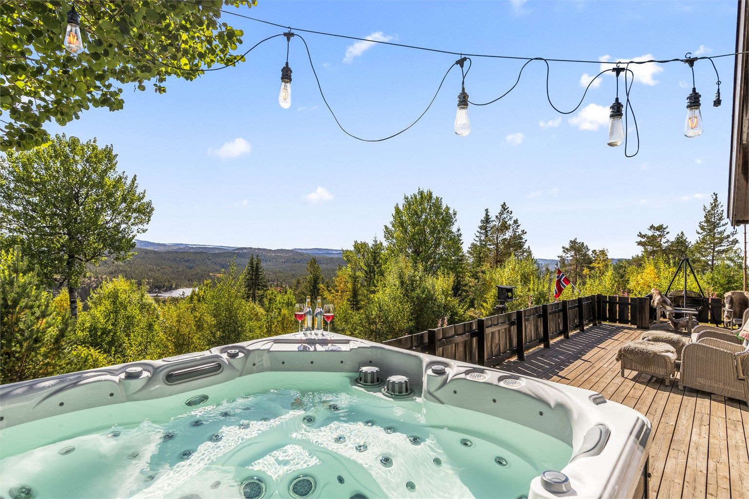 Jacuzzien er perfekt plassert for å nyte utsikten.