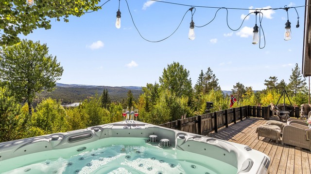 Jacuzzien er perfekt plassert for å nyte utsikten.