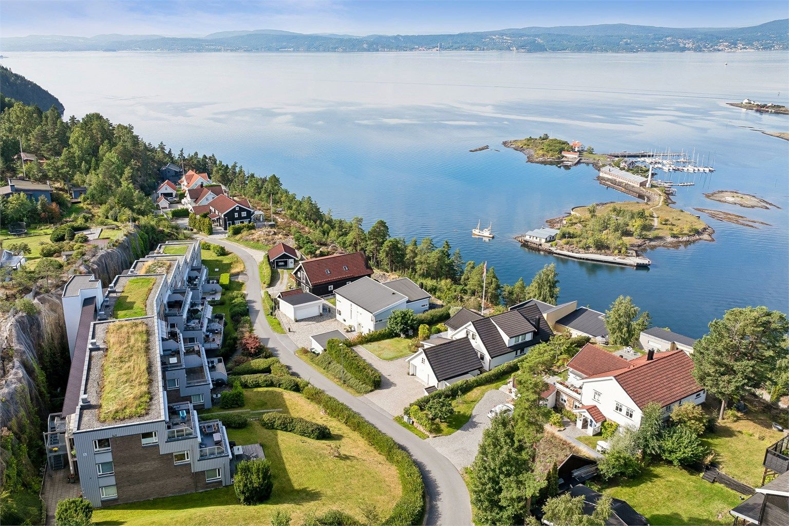 Velkommen til Lalienveien 6, beliggende i et veletablert og sentralt boligområdet på Alværn med kort vei til kyst og skog. Presentert av Anniken Øderud v/Krogsveen avd Nesodden.

Foto: EFKT - Per Oscar Skjellnan