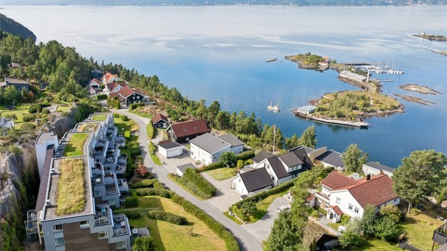 Velkommen til Lalienveien 6, beliggende i et veletablert og sentralt boligområdet på Alværn med kort vei til kyst og skog. Presentert av Anniken Øderud v/Krogsveen avd Nesodden.
Foto: EFKT - Per Oscar Skjellnan