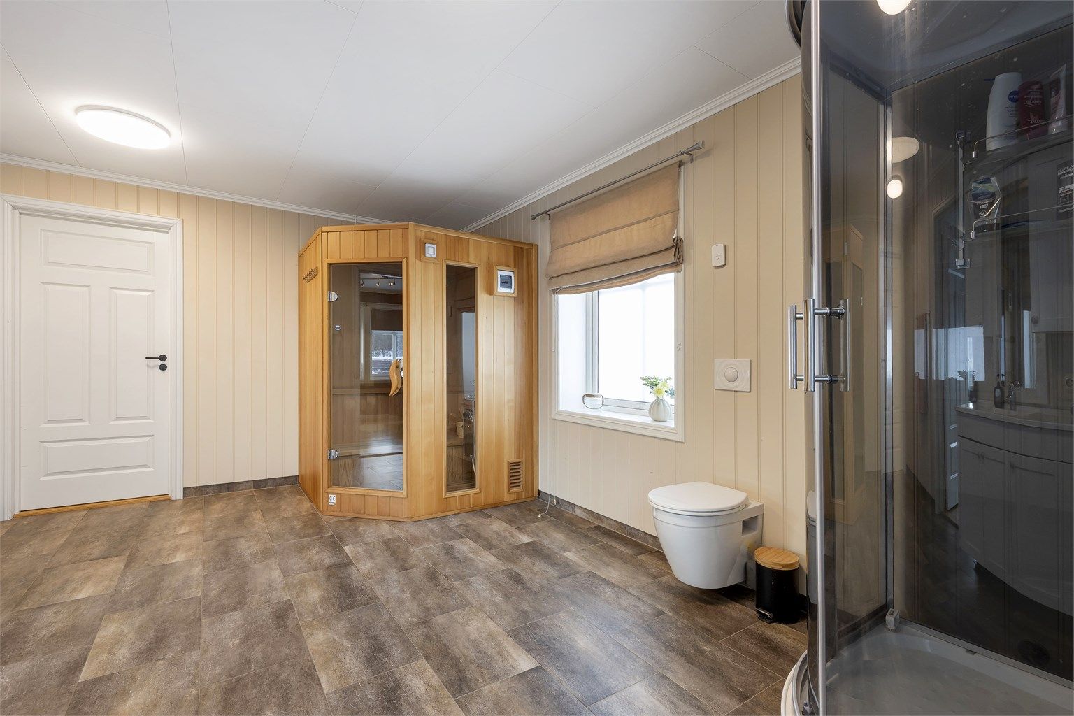 Særdeles romslig bad/vaskerom med dusjkabinett (nytt), wc, badstue og innredning med servant og utslagsvask