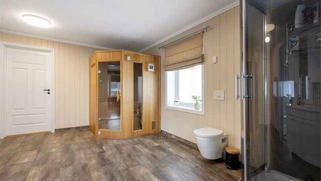 Særdeles romslig bad/vaskerom med dusjkabinett (nytt), wc, badstue og innredning med servant og utslagsvask