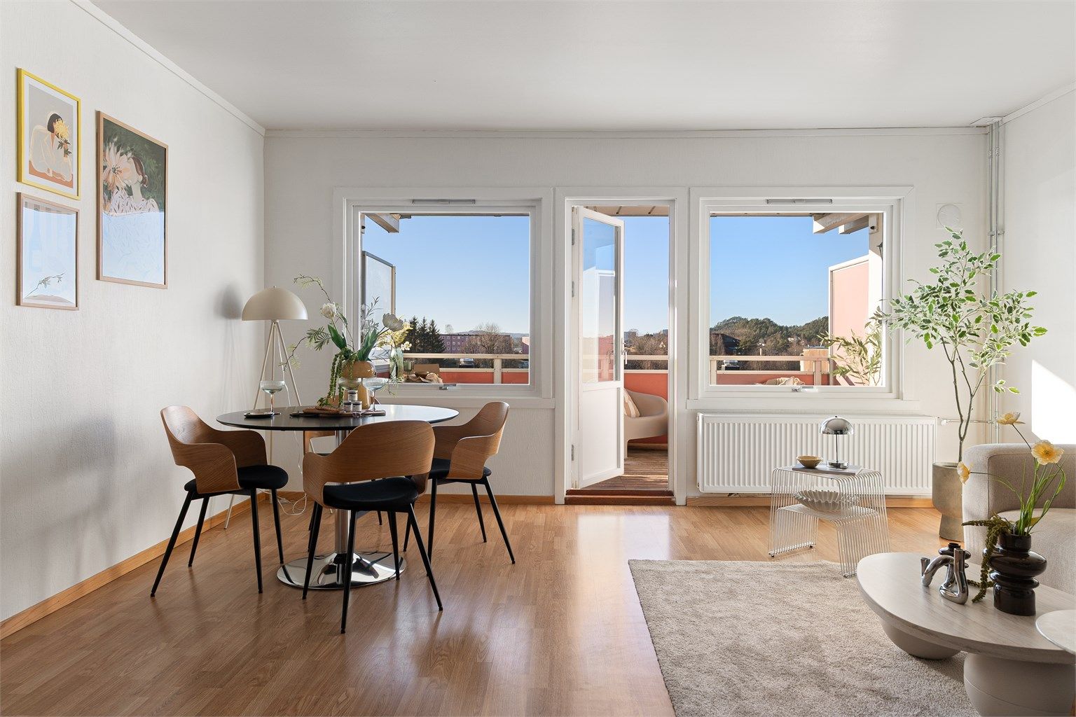 - Leiligheten har en fin beliggenhet i borettslaget med høy og fri utsikt fra stuen -