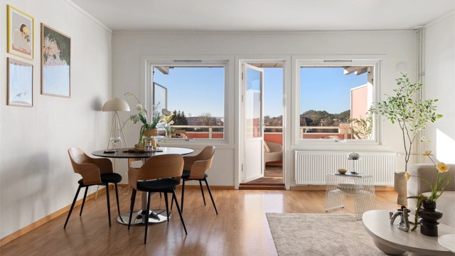 - Leiligheten har en fin beliggenhet i borettslaget med høy og fri utsikt fra stuen -