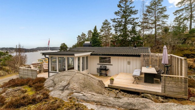 En velholdt og moderne fritidsbolig med en høy og fri beliggenhet på romslig eiertomt. Her kan du virkelig nyte late sommerdager.