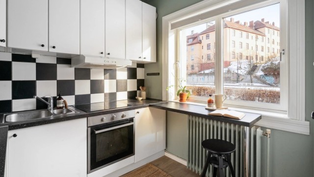 Kjøkkenet har en praktisk og funksjonell innredning, med glatte fronter og benkeplater i laminat.