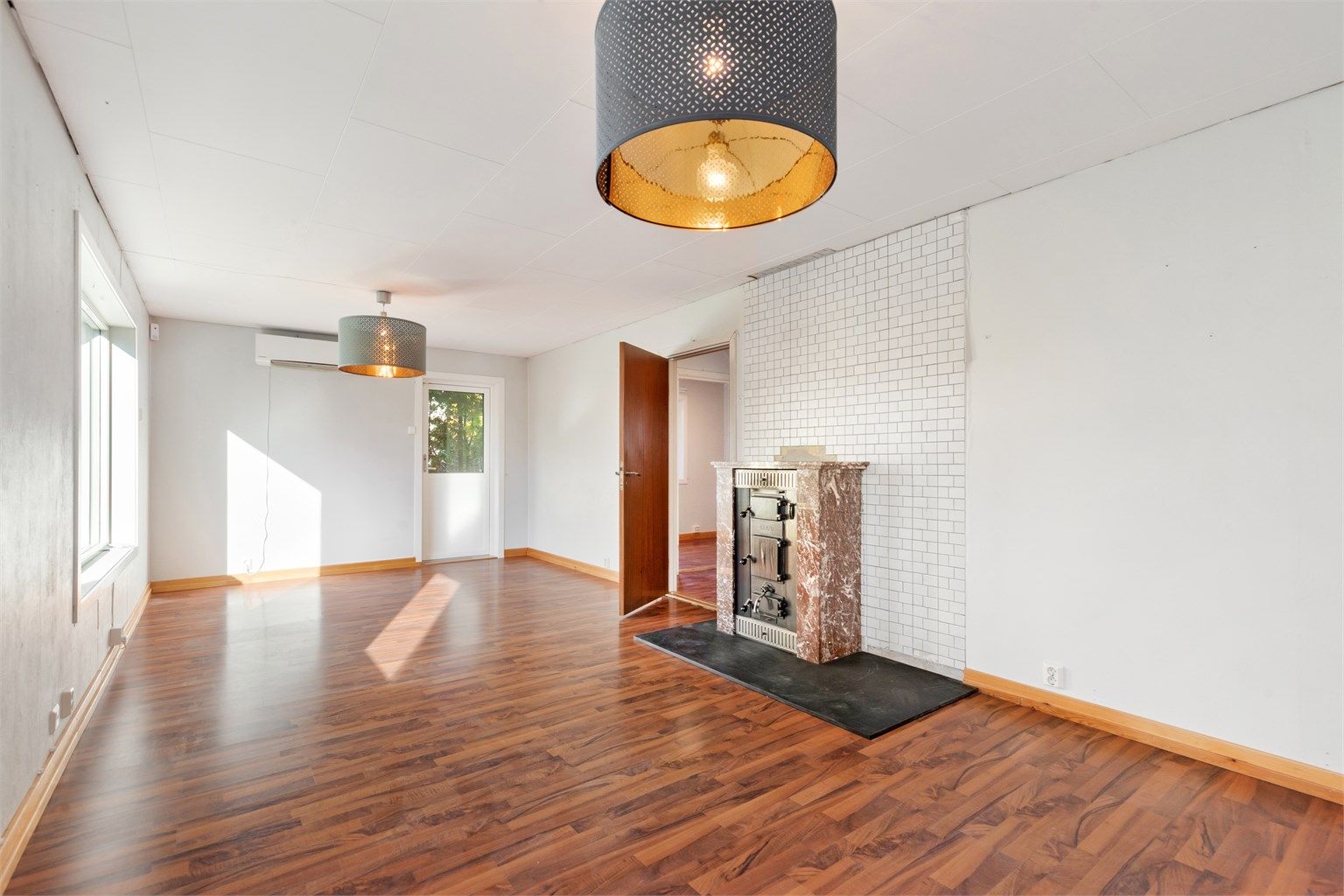 Stuen har god plass til både sofagruppe og spisebord.