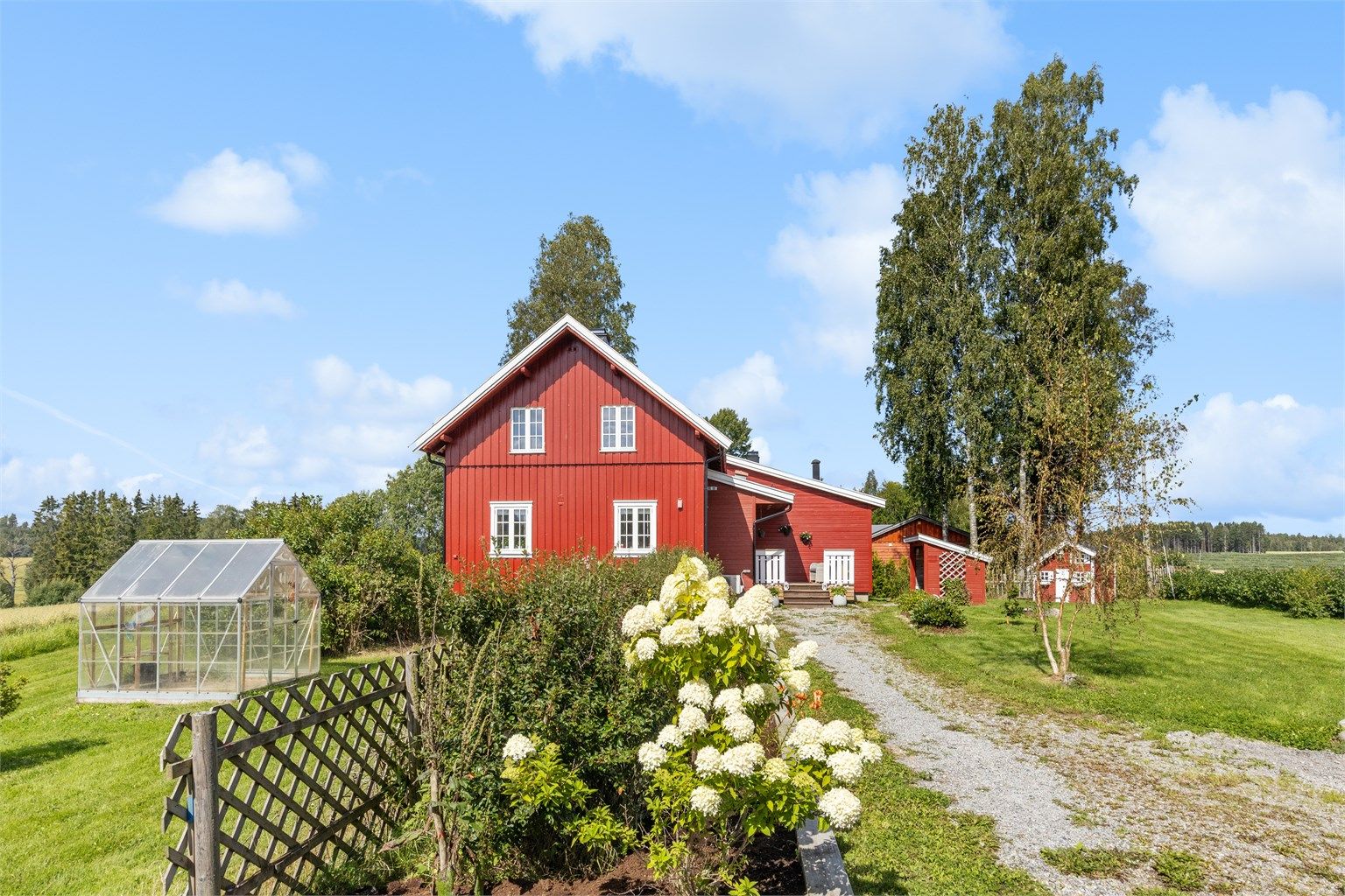 Landlig og stor eiendom med sentral beliggenhet